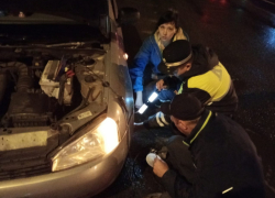 Полицейские помогли женщине с лопнувшим колесом на воронежской трассе 