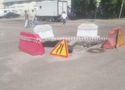В Воронеже обвалился кусок дороги, на ремонт которого потратили год