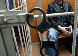 48-летний воронежец давал наркотики и спал со своей 16-летней падчерицей