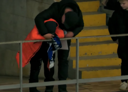 Момент вылета шайбы с площадки прямо в лицо ребенку попал на видео в Воронеже