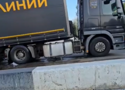 Солярка рекой: фура пробила бак на мосту в Воронежской области