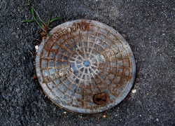 5-летняя девочка на самокате провалилась в люк в Воронеже