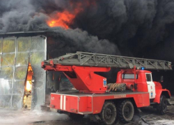 Полицейские начали проверку по факту пожара на складе с резиной в Воронеже