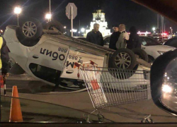 Такси перевернулось на крышу у воронежского Сити-парка «Град»