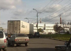 Остужевское кольцо в Воронеже встало в пробке из-за ДТП с фурой