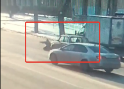 На видео попало, как машина сбивает девушку в центре Воронежа