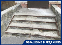У «Сплина» нет выхода, а у семилукцев входа: жители жалуются на разрушение входной группы подъезда 