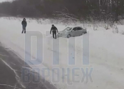 Под Воронежем на видео попали последствия ДТП с вылетом "японца" с трассы