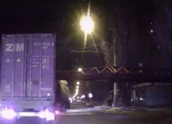 Жесткое столкновение грузовика с поездом в Воронеже сняли на видео