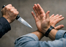 Сосед ударил воронежца ножом в живот и отпустил умирать на лестнице