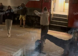 Появилось видео, как пассажиры поезда Сухум-Москва исполнили кавказский танец на вокзале в Воронеже