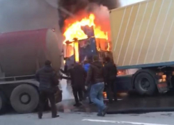 Спасение горящей фуры водовозом сняли на трассе М-4 в Воронеже