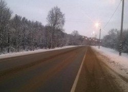 Грузовик выскочил на обочину воронежской трассы, пропуская скорую  
