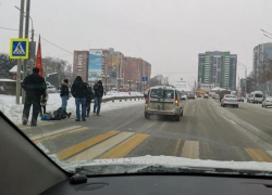 Таксист сбил человека у памятника Славы и оседлал отбойник в Воронеже