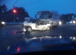 В ДТП с маршрутным «ПАЗом» и легковушкой в Воронеже пострадали люди
