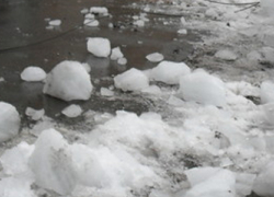 В Воронеже упавшая глыба льда сломала позвоночник 12-летнему мальчику