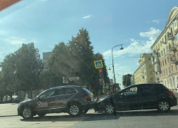 В центре Воронежа накренившийся светофор затруднил движение автомобилистов