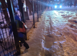 "Ребёнок может не увидеть машину": тротуар у школы превратился в ледовую трассу для автомобилей в Воронеже