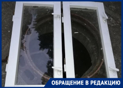 Оконной рамой прикрыли люк во дворе воронежской многоэтажки
