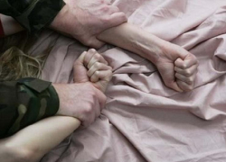 21-летний парень угрожал и насиловал девушку на глазах у ребенка в Воронежской области 