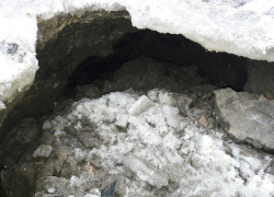 На одной из улиц Воронежа обвалился асфальт