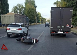 Мужчина упал с мотоцикла и оказался под колесами автомобиля в Воронеже