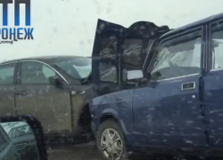 Последствия страшного массового ДТП на трассе под Воронежем сняли на видео