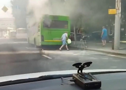 Пассажирский автобус загорелся посреди дороги в центре Воронежа