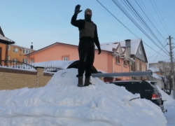 Танк в натуральную величину из снега слепил воронежец 