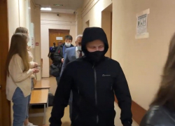 Обвиняемый в гибели пешеходов экс-полицейский запретил журналистам снимать его в воронежском суде