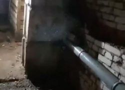 Первый «водопад» отопительного сезона сняли на видео в воронежской многоэтажке 