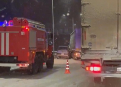 Разгромные последствия массового ДТП с фурами, автобусом и легковушками сняли на трассе под Воронежем