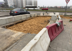 Уже два месяца не могут зарыть гигантскую яму на дороге в воронежском Шилово