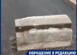 Бетонным блоком защищают от машин двор в Воронеже