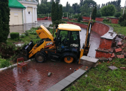 Скатившийся с горы трактор устроил разгром у храма на Адмиралтейке в Воронеже