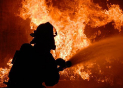 Утренний пожар лишил воронежцев дома и Ford Transit 