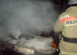 Lada Priora внезапно загорелась в воронежском поселке