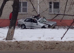 В Воронеже автомобиль пролетел 30 метров и приземлился у дома