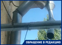 Порванная водосточная труба мотается на высоте 4 этажа, угрожая поразить головы воронежцев 
