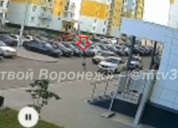 Видео: маленький мальчик выбежал под колеса машины в воронежском дворе и оказался сбит 