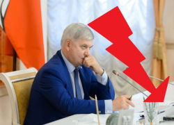 Умеренным падением рейтинга завершил октябрь воронежский губернатор Гусев