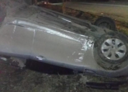 Опубликованы снимки с перевернутым после ДТП Opel под Воронежем