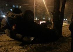 В Воронеже «Niva Chevrolet» перевернулась вверх дном, едва не влетев в дерево