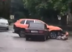 «Жигули» анекдотично проверили на прочность Porsche в Воронеже