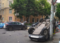 Опубликованы снимки ДТП с перевернувшимся автомобилем в Воронеже 