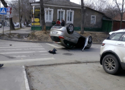В центре Воронежа «Lada X-Ray» попала в ДТП и перевернулась вверх тормашками