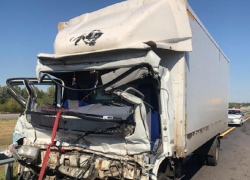 Опубликованы снимки жесткого столкновения грузовиков на М4 в Воронежской области 