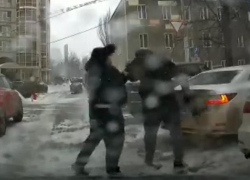 Таксист наказал дерзкого пассажира порцией тумаков в Воронеже