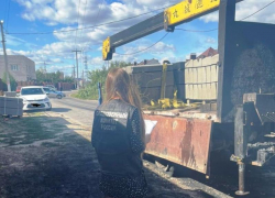 Рабочего убило током в воронежском поселке во время разгрузки тротуарного бордюра 