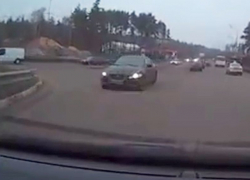 На видео попало, как в Воронеже «Ягуар» выехал на «встречку» и едва не устроил ДТП